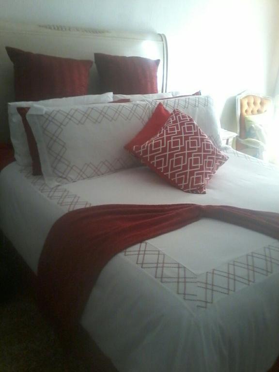 Thembisi Guesthouse Newcastle Esterno foto