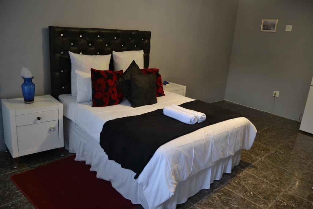 Thembisi Guesthouse Newcastle Esterno foto