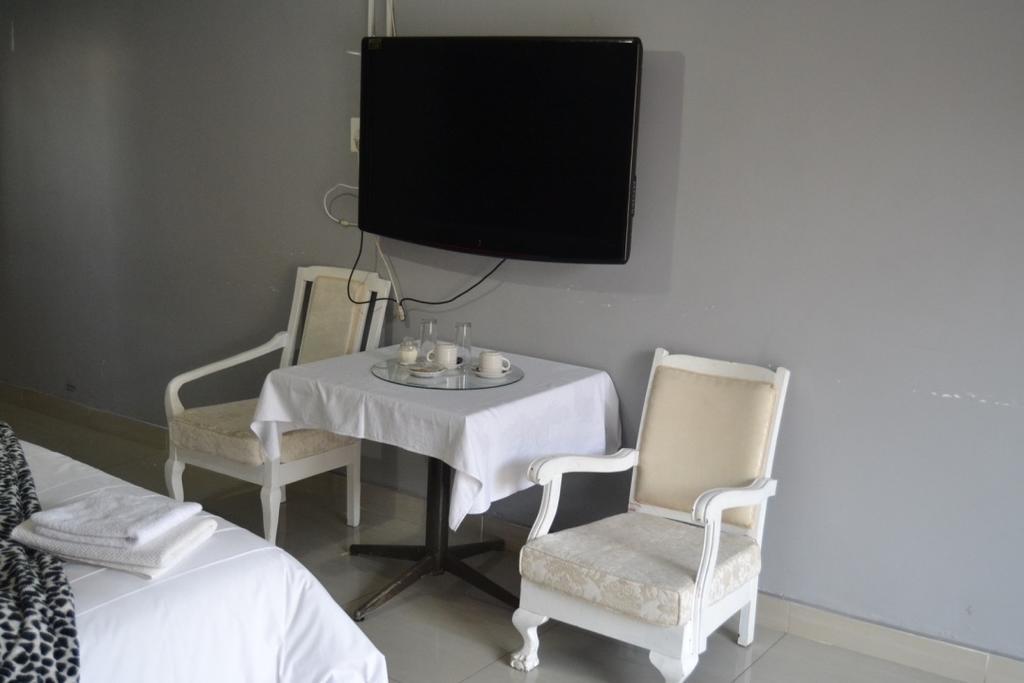 Thembisi Guesthouse Newcastle Esterno foto
