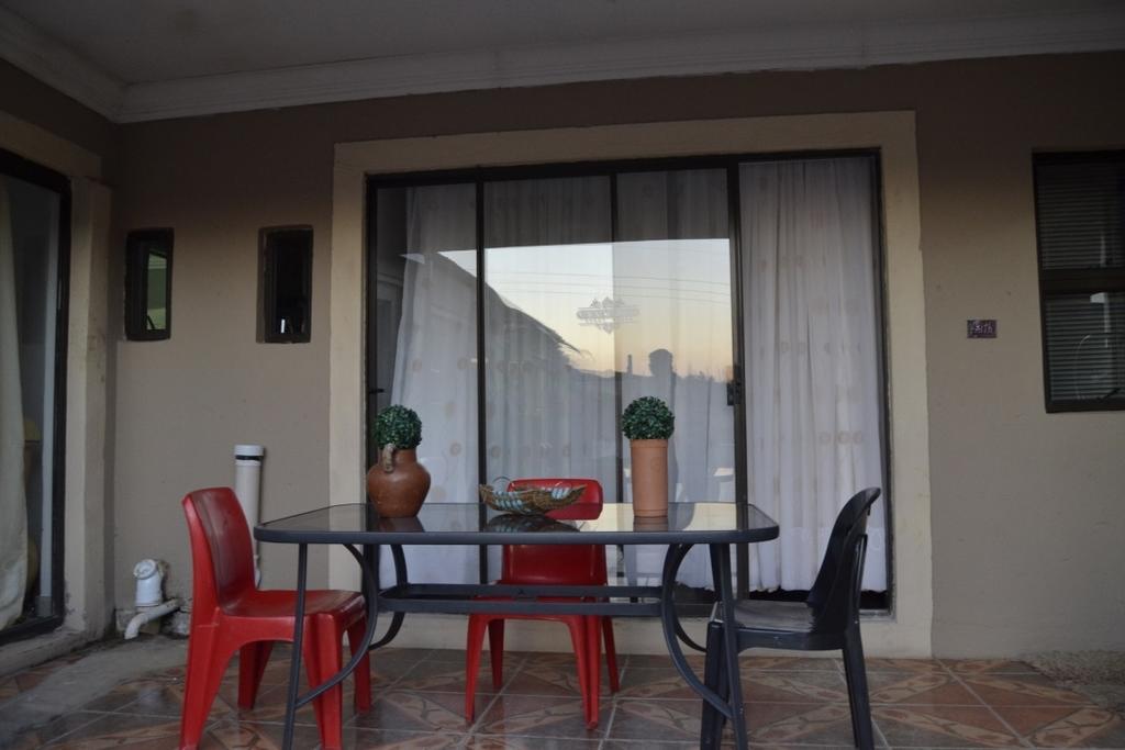 Thembisi Guesthouse Newcastle Esterno foto