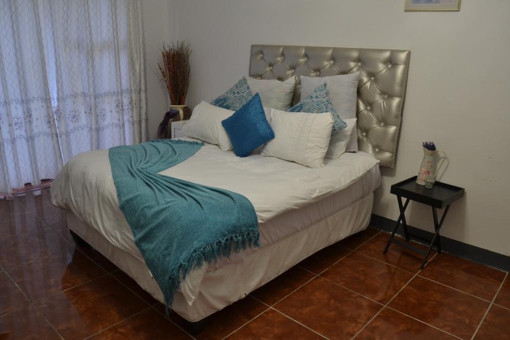 Thembisi Guesthouse Newcastle Esterno foto