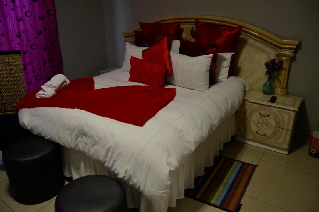 Thembisi Guesthouse Newcastle Esterno foto