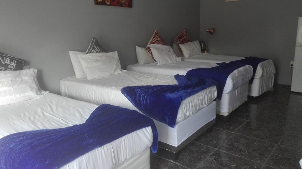 Thembisi Guesthouse Newcastle Esterno foto