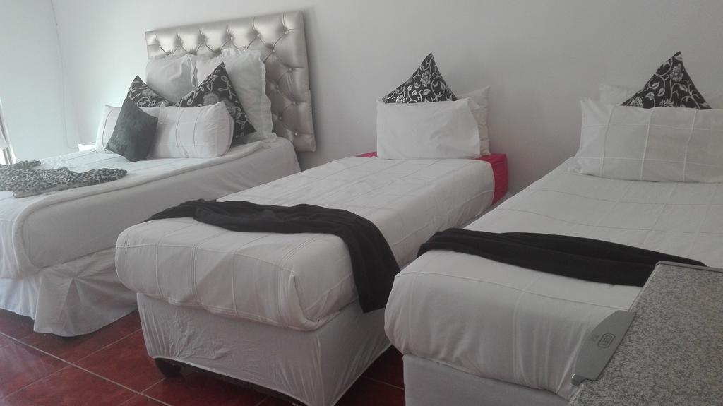 Thembisi Guesthouse Newcastle Esterno foto