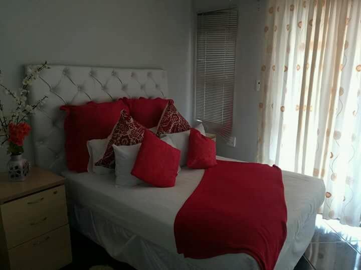 Thembisi Guesthouse Newcastle Esterno foto