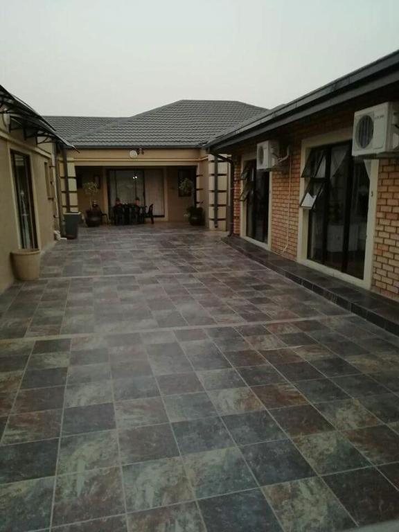 Thembisi Guesthouse Newcastle Esterno foto