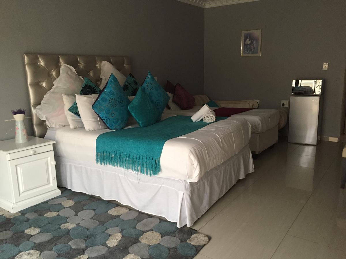 Thembisi Guesthouse Newcastle Esterno foto