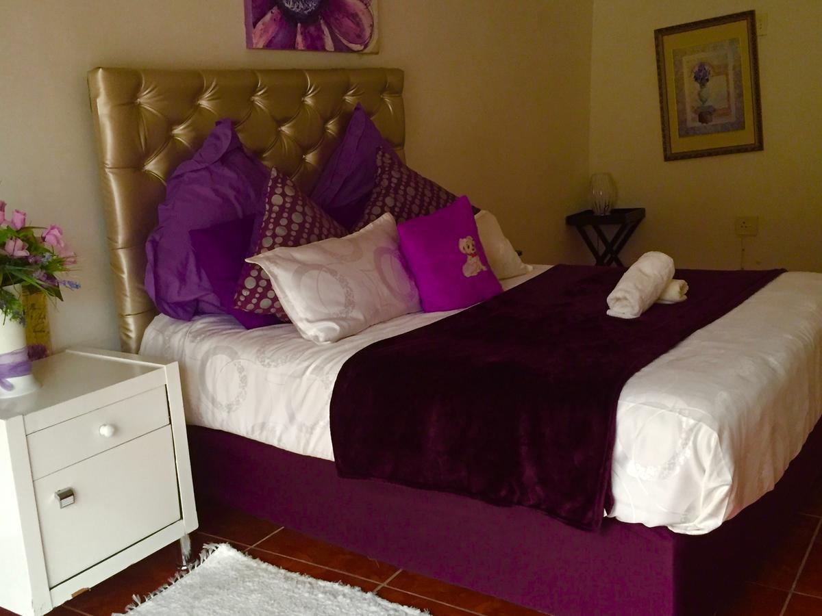 Thembisi Guesthouse Newcastle Esterno foto